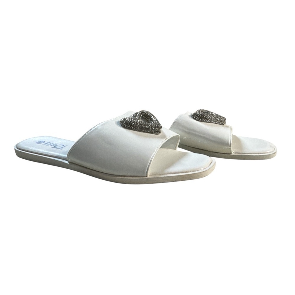 Rouge Helium Women's White Sandals with Rhinestone Heart Accent Rouge | Size 8.5
